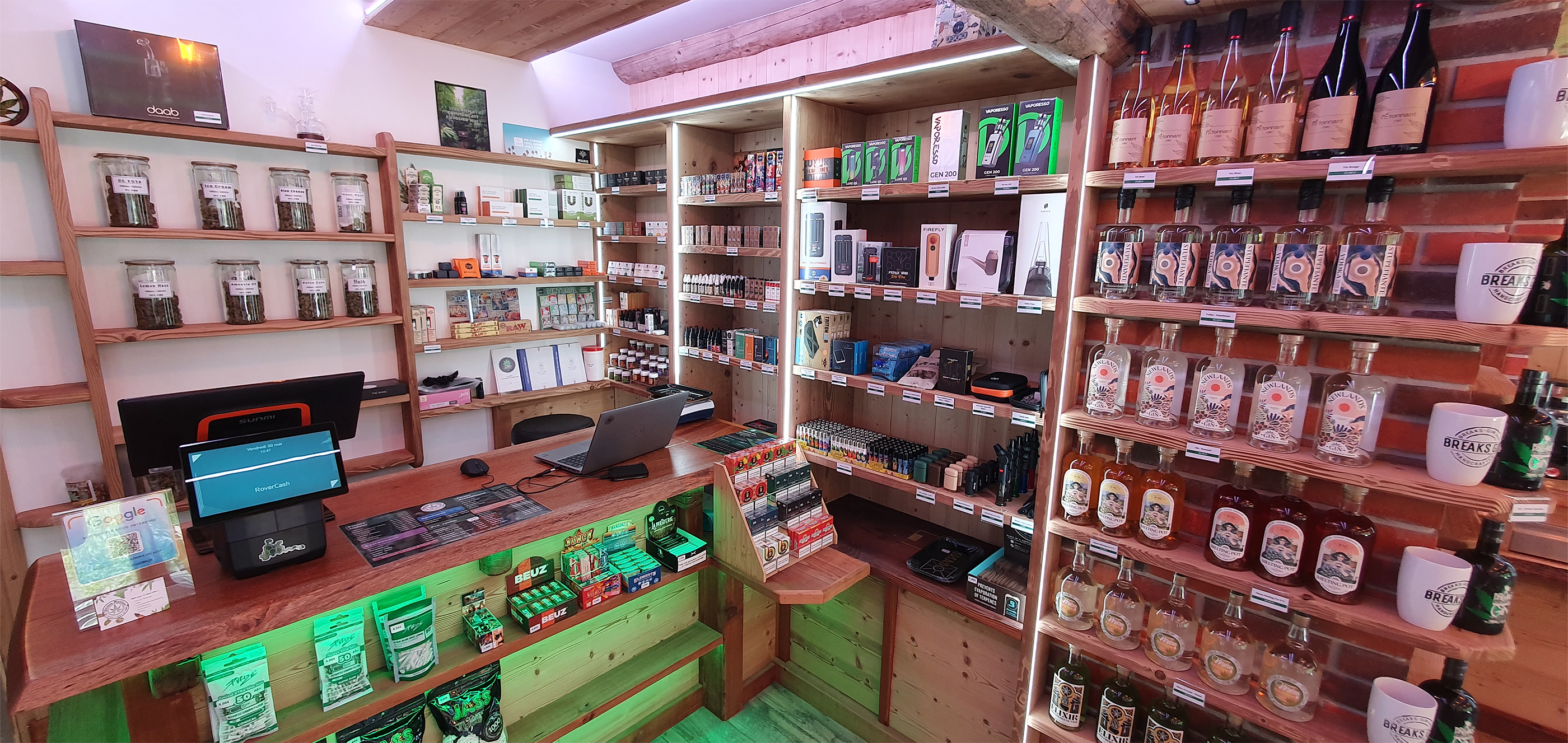 Intrieur de notre magasin CBD  Sallanches, avec notre slection de fleurs et huiles