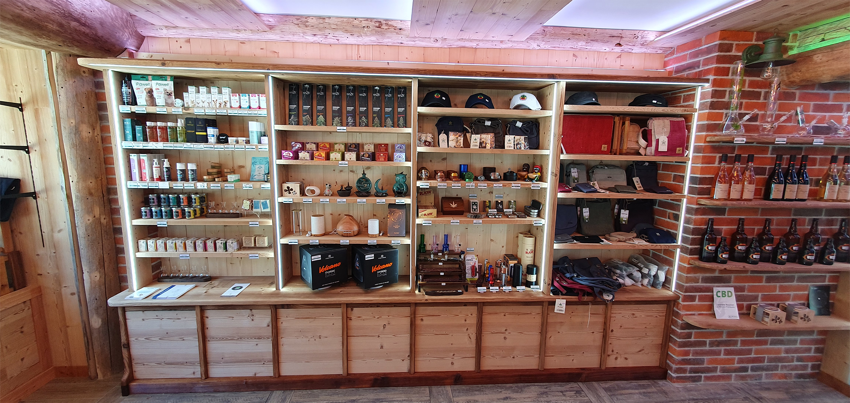 Troisime photo de l'Intrieur de notre magasin CBD  Sallanches, avec notre slection de fleurs et huiles